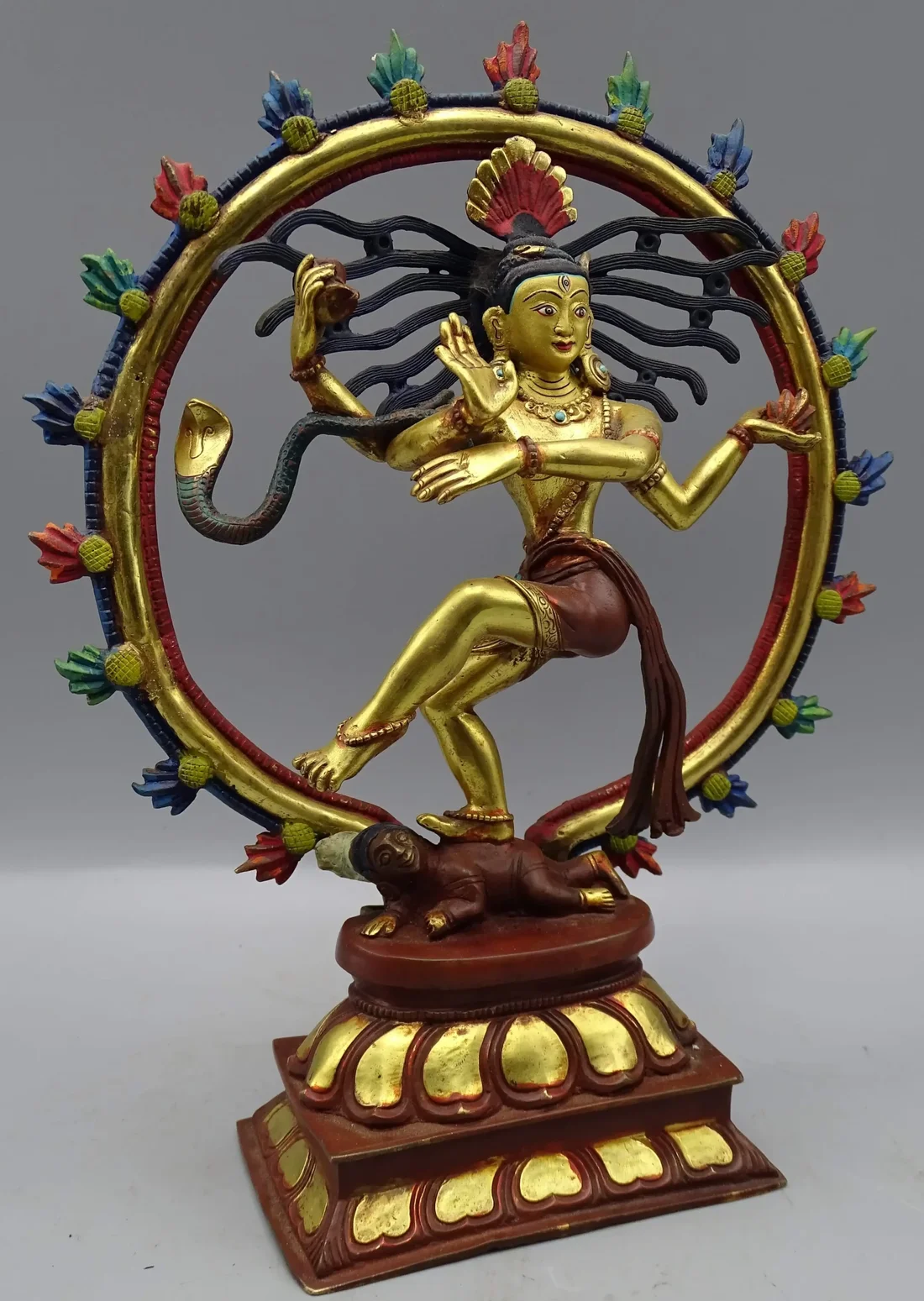 Vooraanzicht van Shiva Nataraja Goldface met kosmische aureool