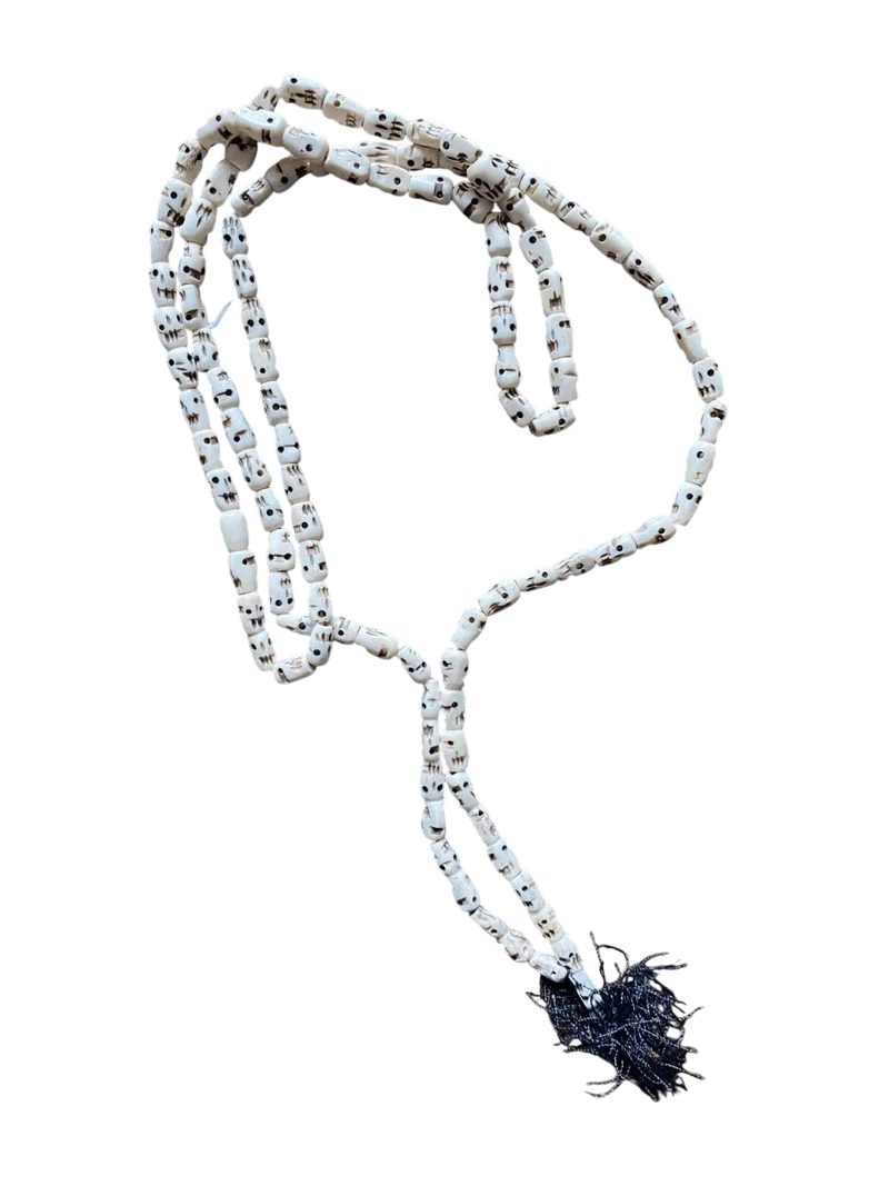 Kapala mala met circa 108 schedelvormige kralen