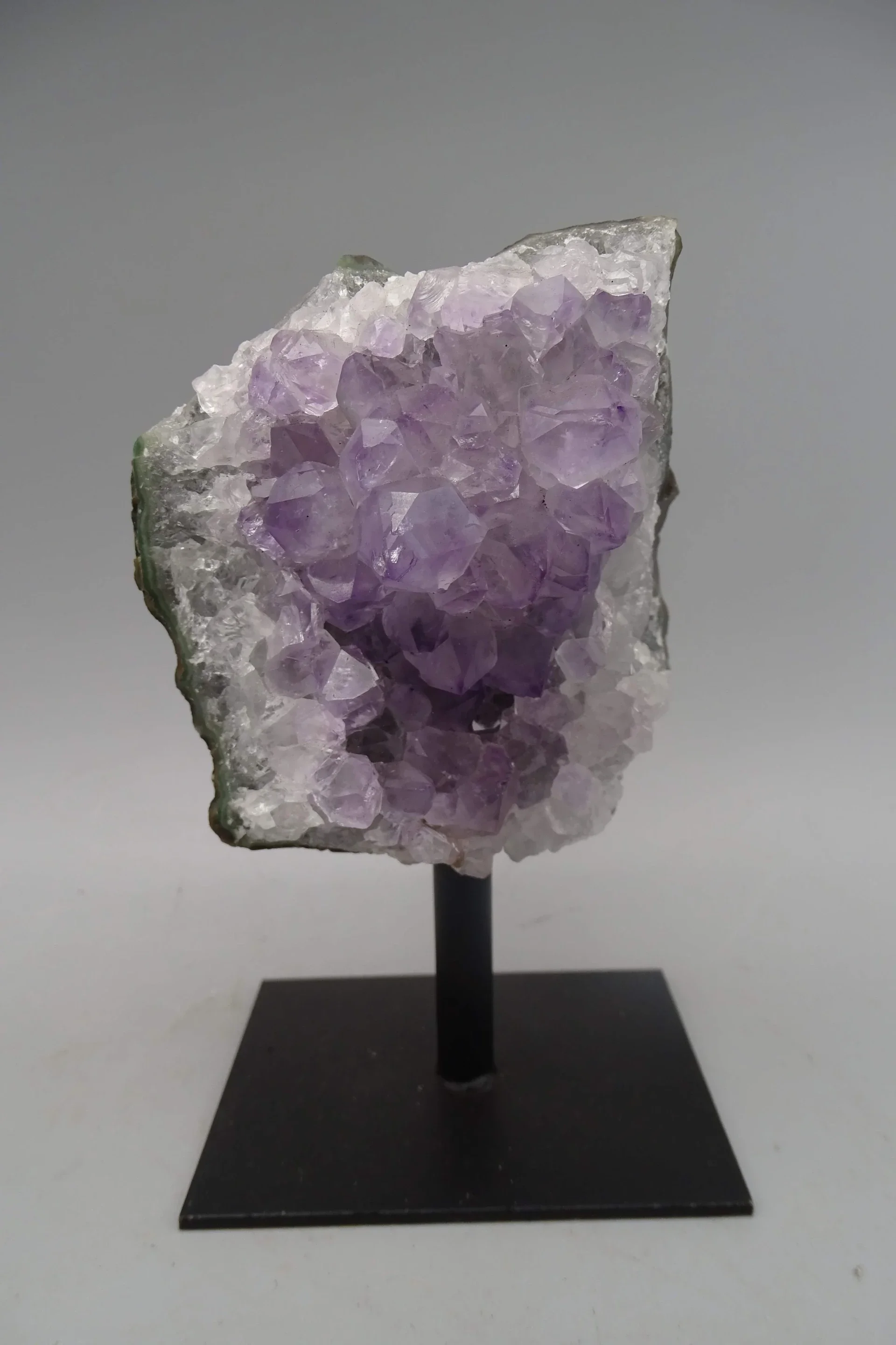 Prachtige Paarse Amethist Druse op metalen standaard Brazilië