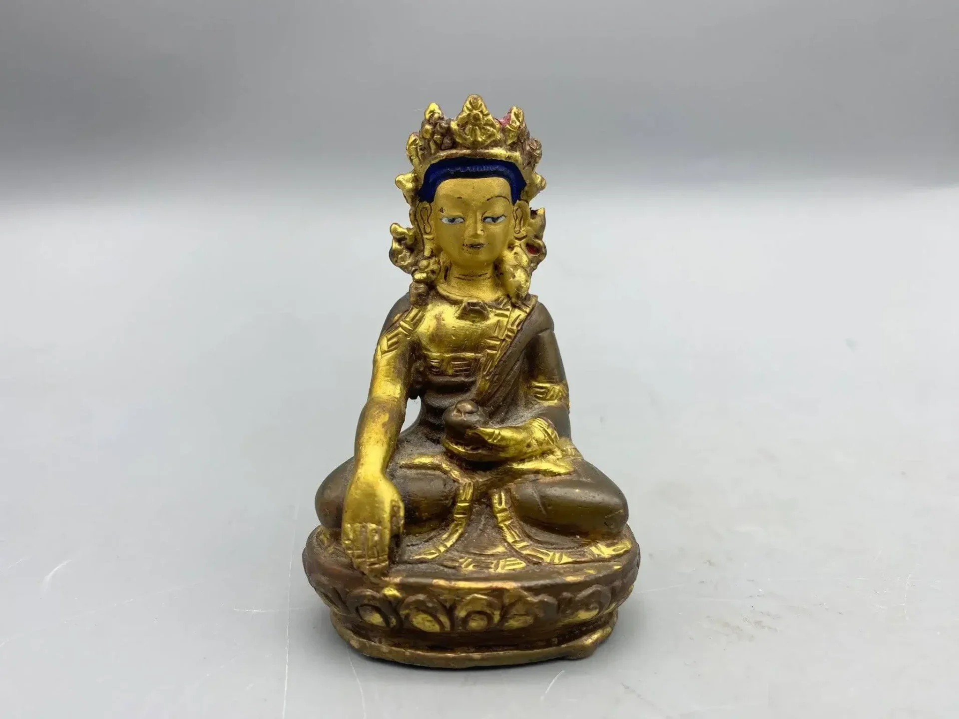 Vintage Goldface Boeddha in bhumisparsha mudra uit Nepal 8 cm