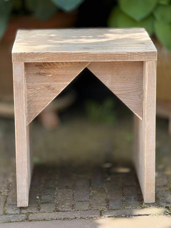 Steigerhouten kruk / bijzettafel / nachtkastje (45cm hoog 40cm breed en 40cm diep)