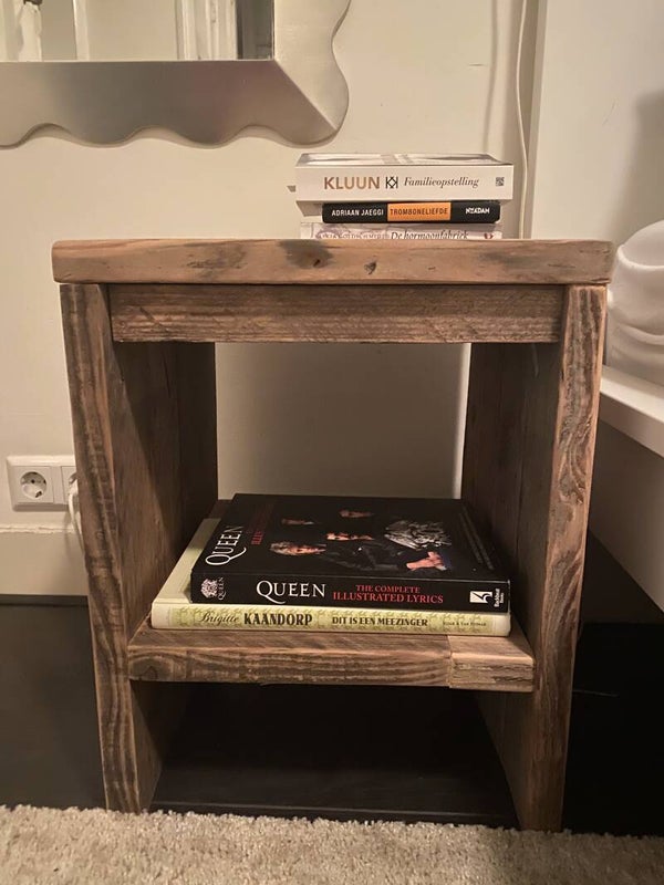 Steigerhouten kruk / bijzettafel / nachtkastje (45cm hoog 40cm breed en 40cm diep)