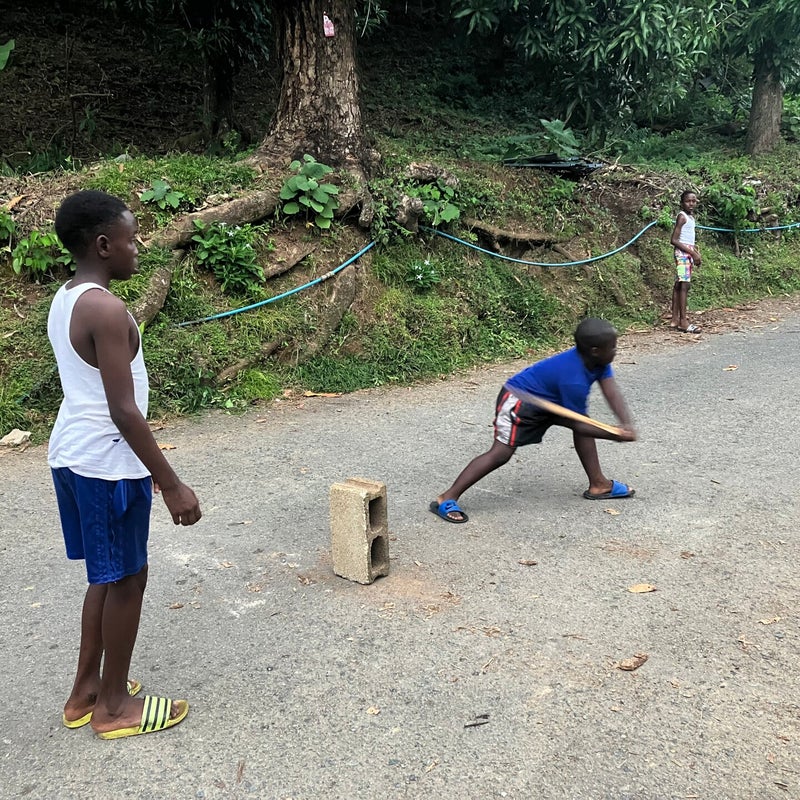 kinderen spelen cricket op Tobago