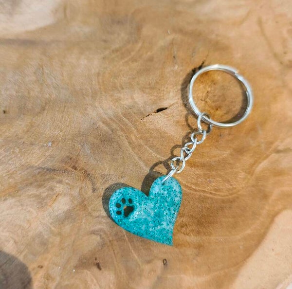 Turquoise hart sleutelhanger met pootafdruk