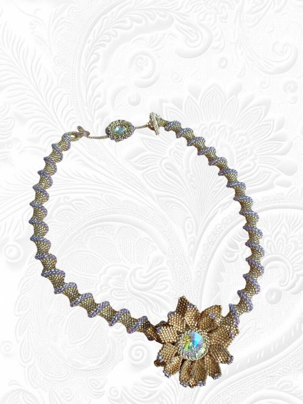 Collier brodé et tissé or