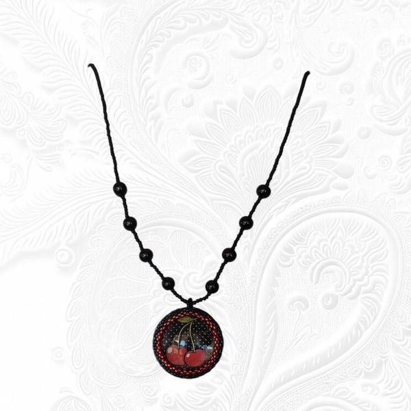 Collier tissé médaillon cerise rockabilly
