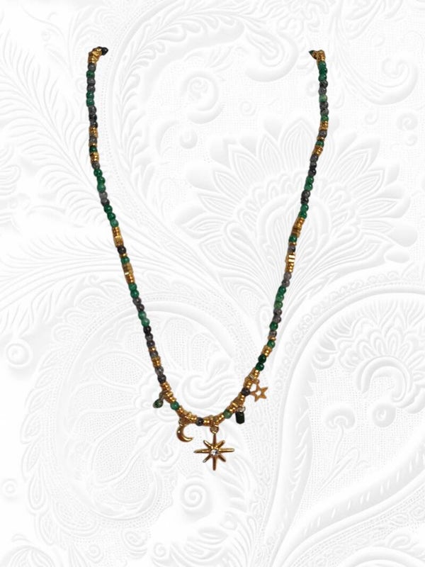 Collier en pierre fine et breloque dorée