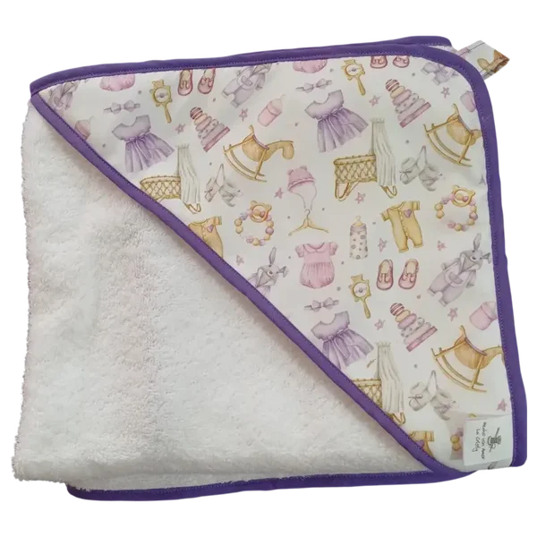 TOALLA DE BAÑO JUGUETES MALVA
