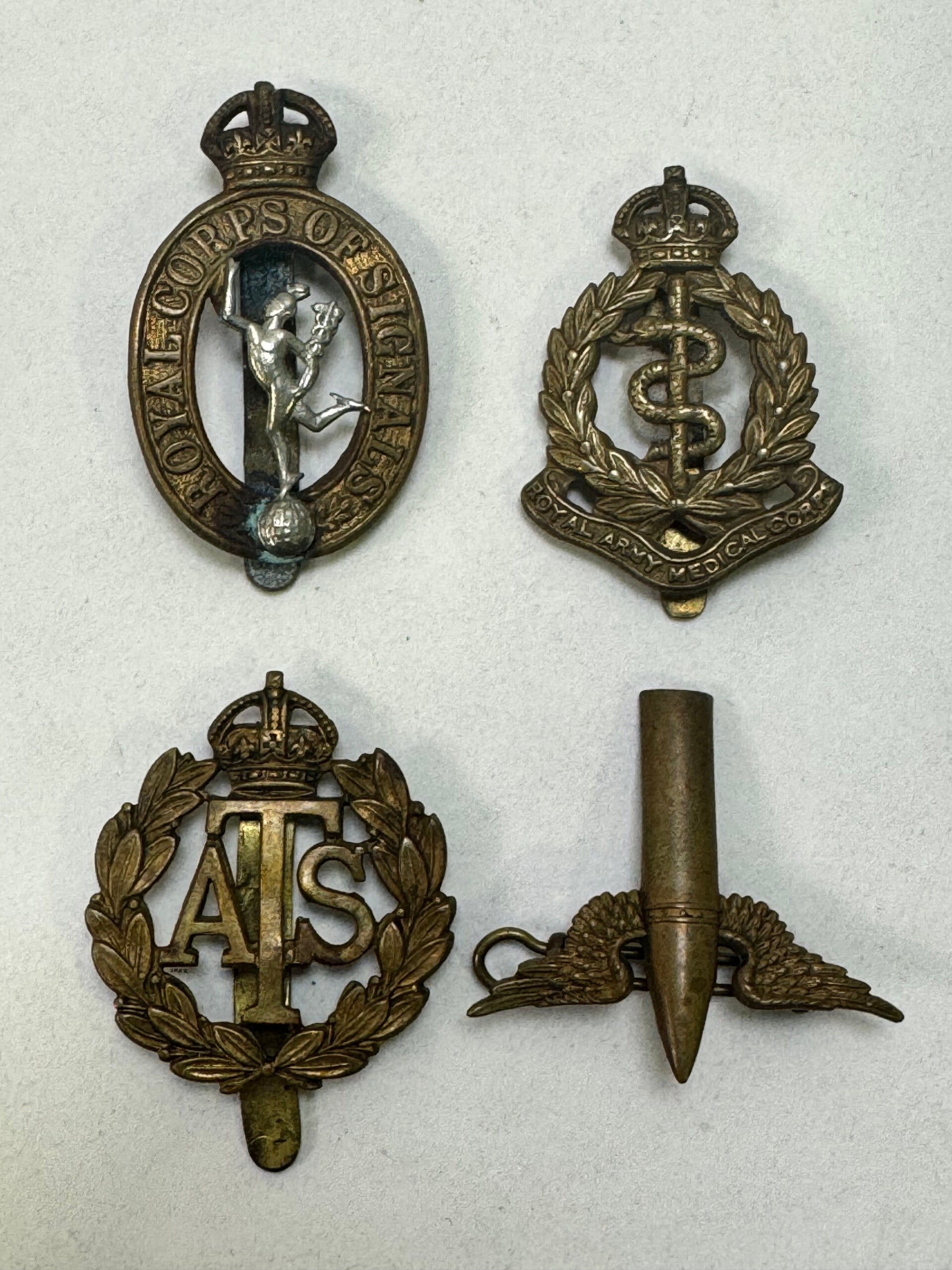 Lot de 4 insignes Anglais WW2 (01W-26)