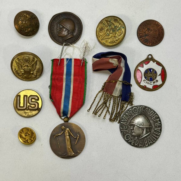 Lot de boutons, insignes, décorations, médailles USA, FR, IT (29W-26)