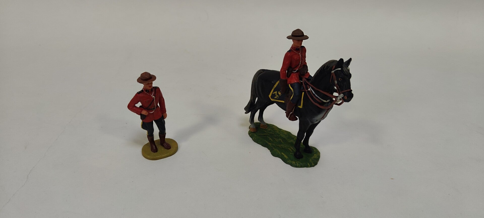 Lot de 2 figurines soldats police montée Elastolin (OB136)