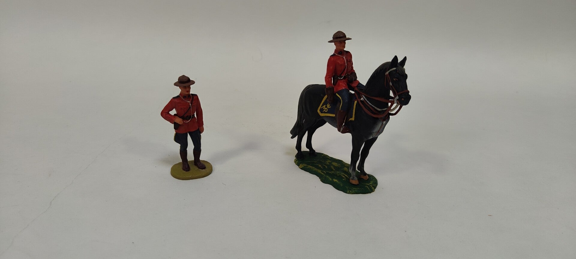 Lot de 2 figurines soldats police montée Elastolin (OB141)