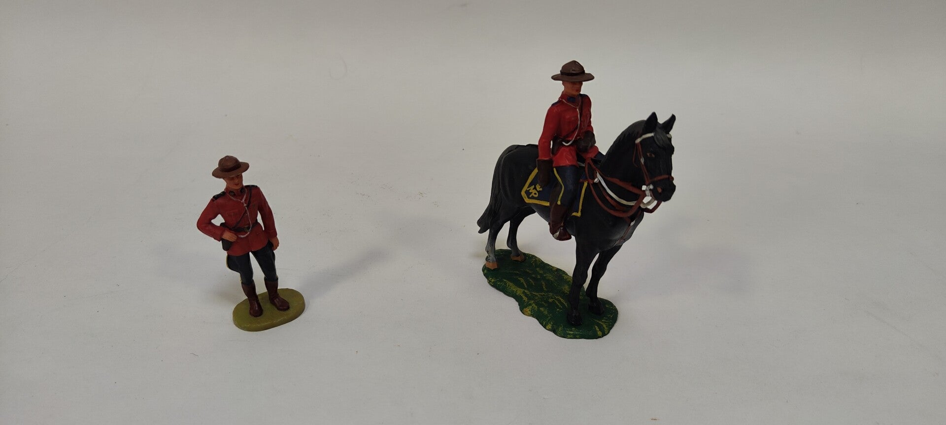 Lot de 2 figurines soldats police montée Elastolin (OB138)