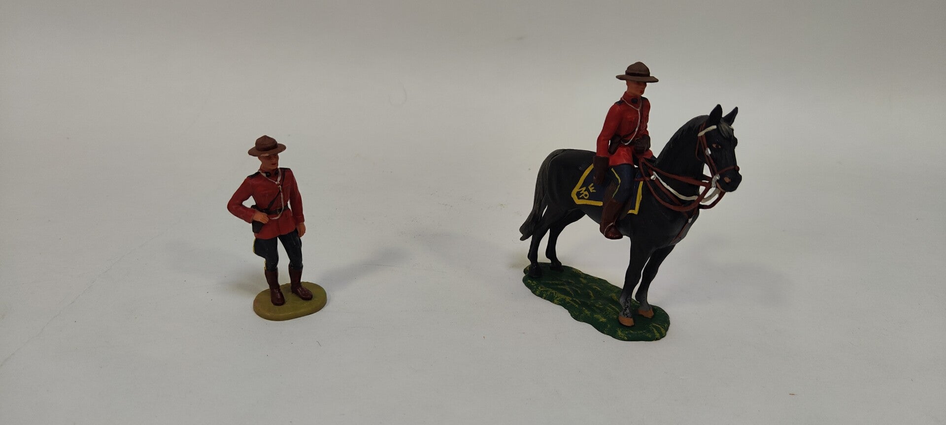 Lot de 2 figurines soldats police montée Elastolin (OB139)