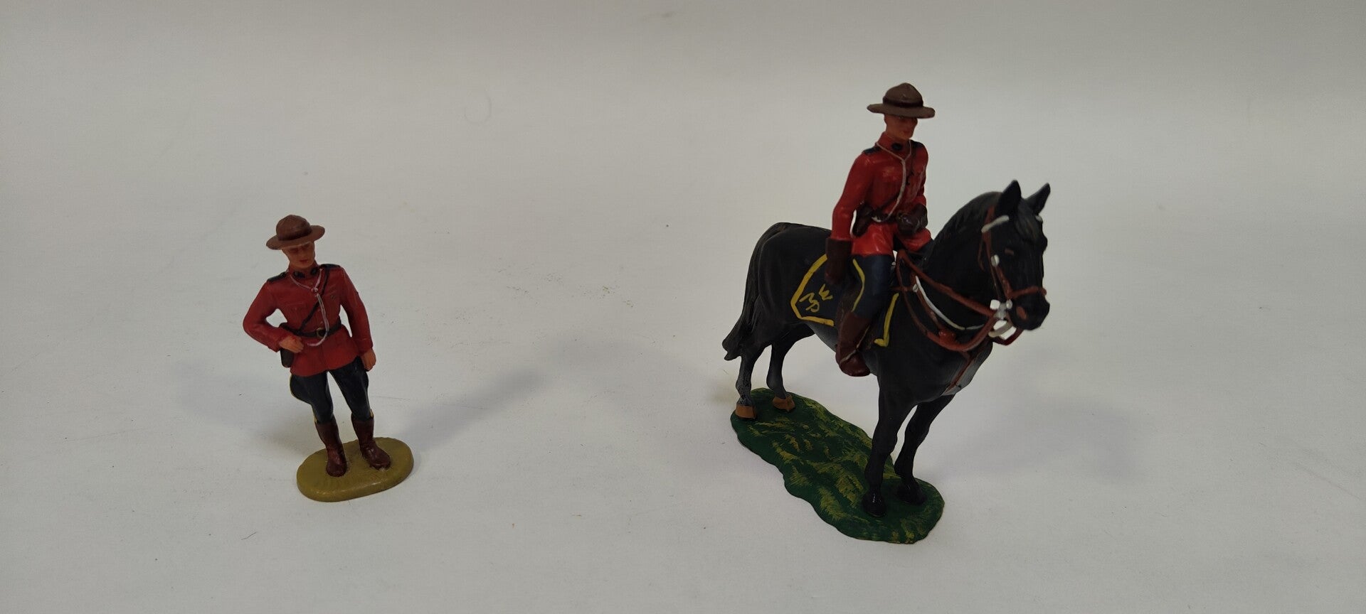 Lot de 2 figurines soldats police montée Elastolin (OB143)