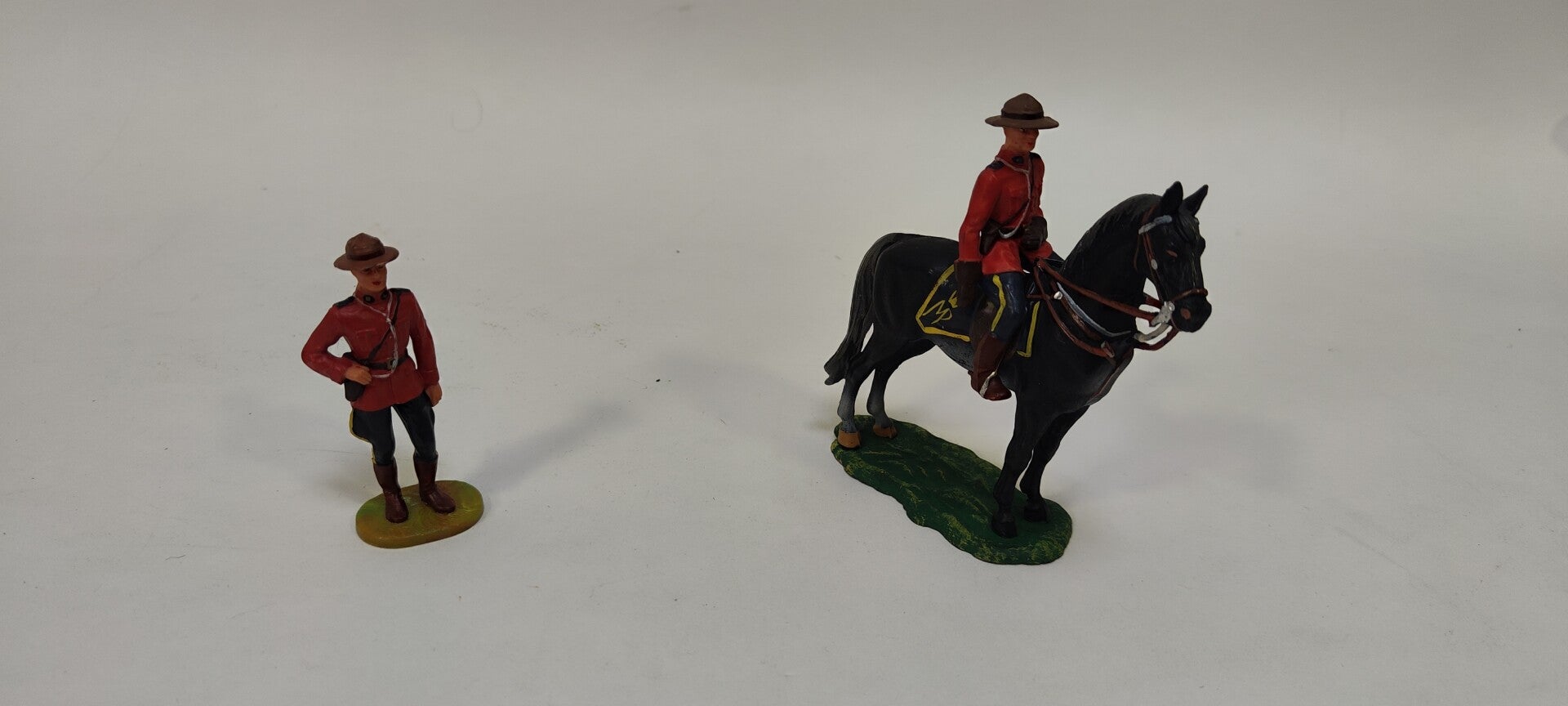 Lot de 2 figurines soldats police montée Elastolin (OB142)