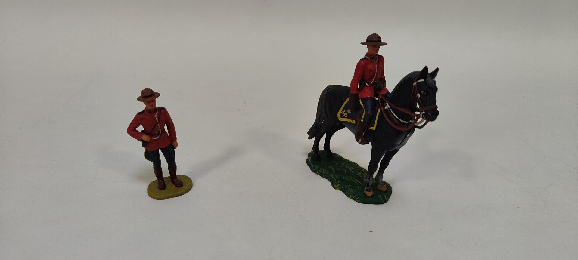 Lot de 2 figurines soldats police montée Elastolin (OB137)