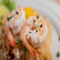 pad-thai-frische-garnelen-einem-weissen-teller-standard-y2lg38.jpg