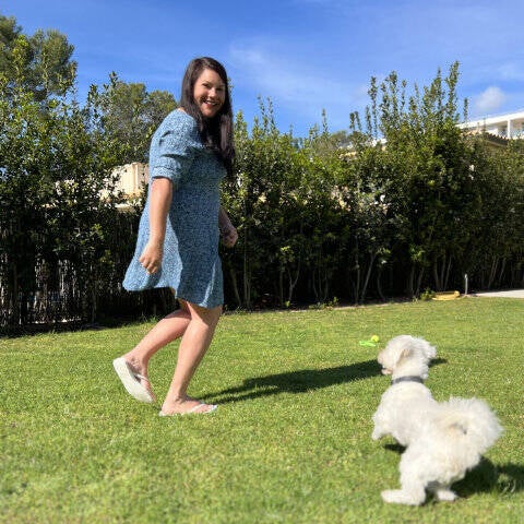 Hund spielt gerne mit Tiersitter Steffi in der Sonne Mallorcas