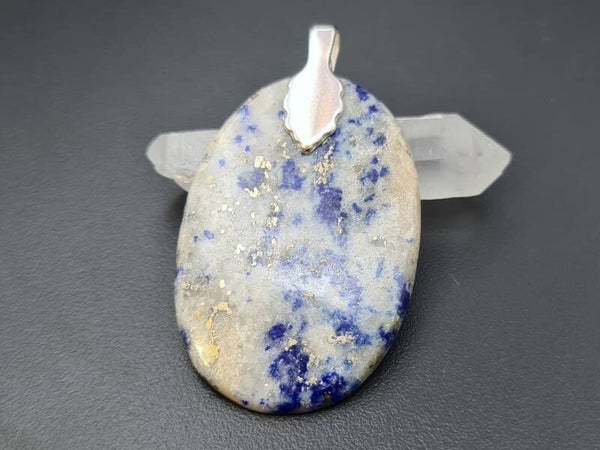 Lapislazuli mit Pyrit in Feldspat, Anhänger mit silberner Öse