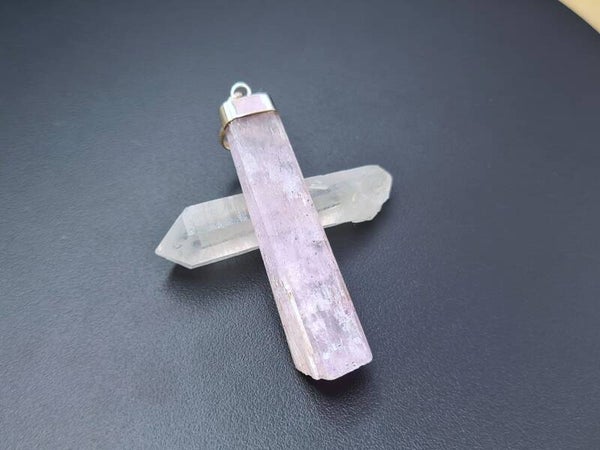 Kunzit rosa Kristall Rohkristall, Anhänger mit Kappe aus 925er Silber