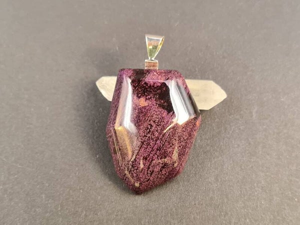 Sugilith Anhänger mit Silberöse aus 925er Silber