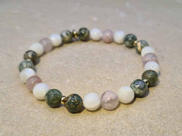Armband "Springtime", Perlmutt, Kirschblüten Chalcedon, Regenwald Rhyolith, Erneuerung, Wachstum, Hingabe, Selbstliebe