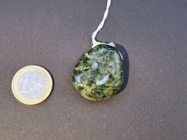 Chromdiopsid - Trommelstein Anhänger gebohrt, 21,3g