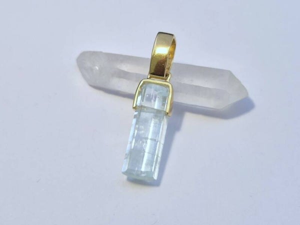 Aquamarin (Beryll) Kristall, Anhänger 925er Silber vergoldet