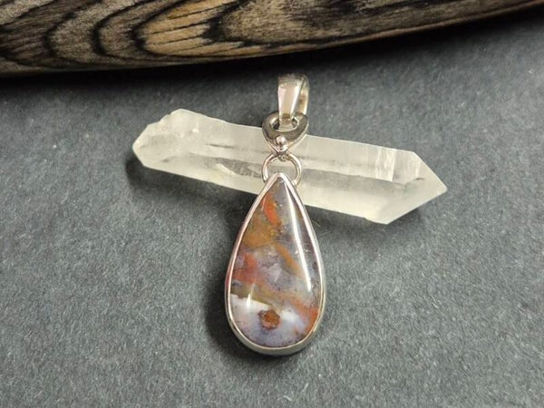 Opalisiertes Holz mit Kupfer-Dendrit, Anhänger Zargenfassung aus 925er Silber rhodoniert