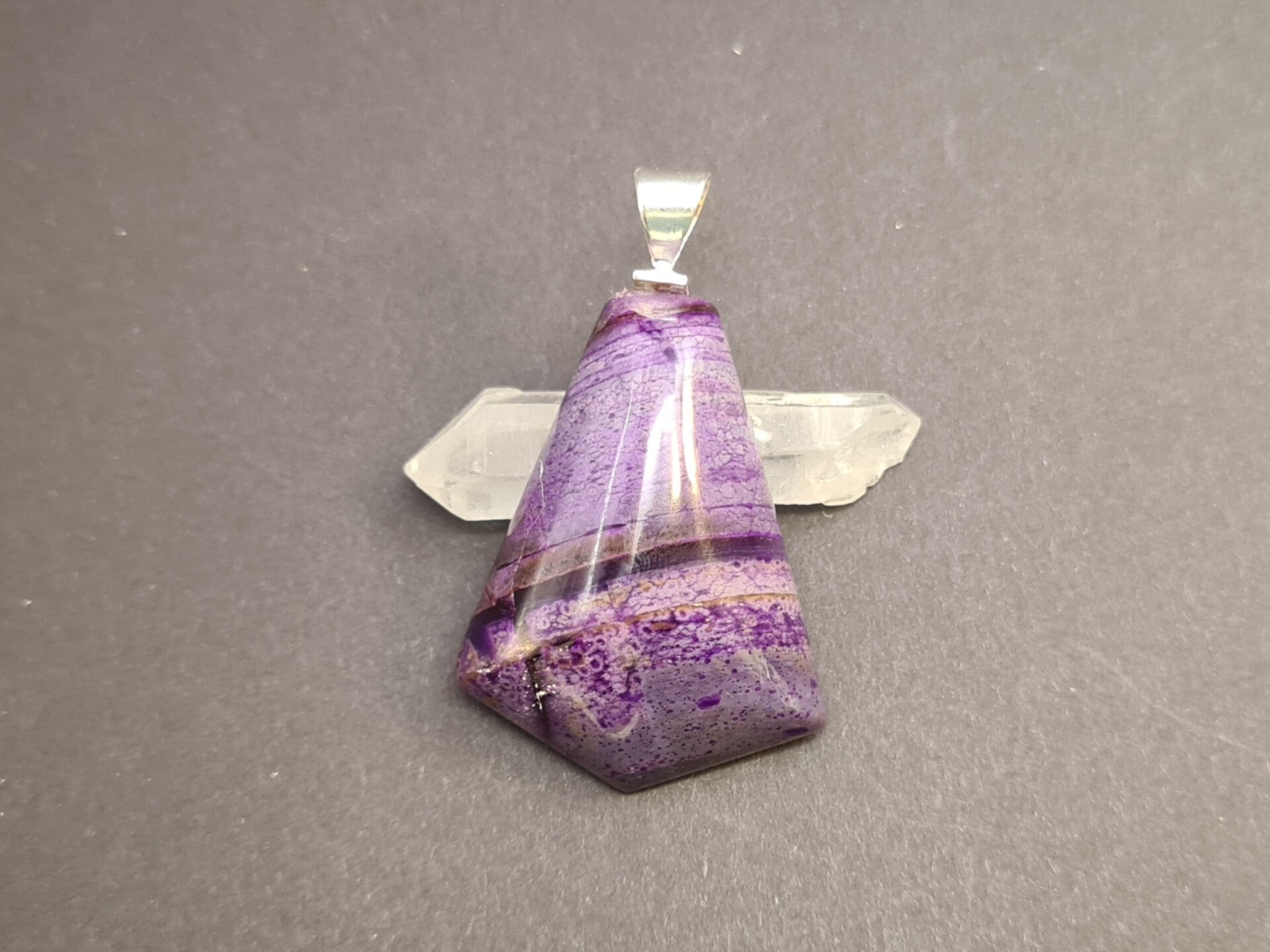 Sugilith Anhänger mit Silberöse aus 925er Silber