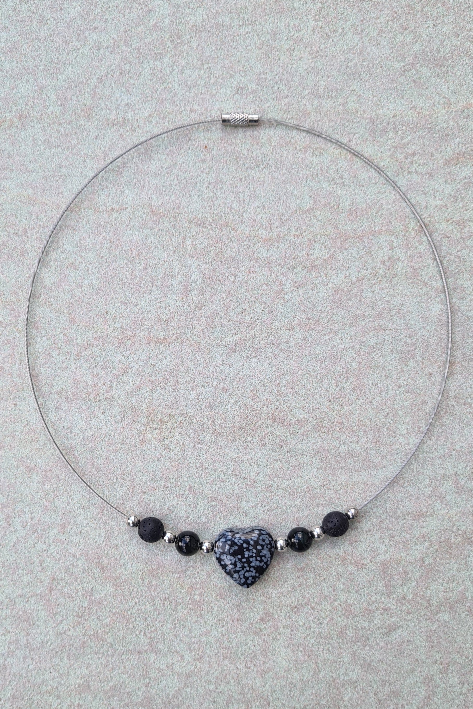 Halsreif  "Schneeflocken-Obsidian" mit Herz und Perlen aus Schneeflocken-Obsidian und Lavaperlen
