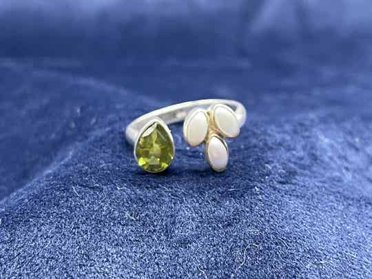 Perlen und Peridot Ring - Größe 58, verstellbar - Einzelstück
