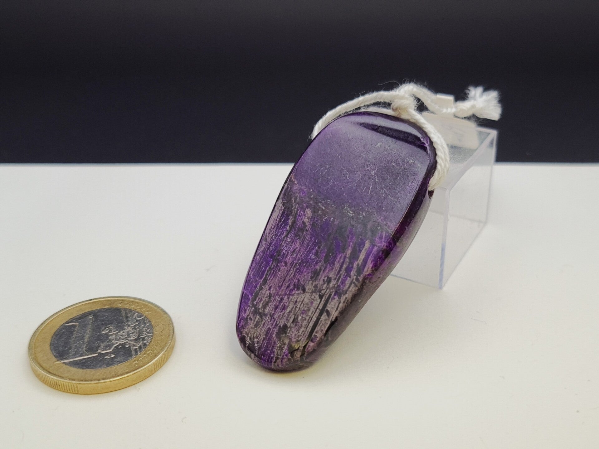 Sugilith Anhänger gebohrt, Rückseite natur, Vorderseite poliert, selten, AA-Qualität, 15,5g