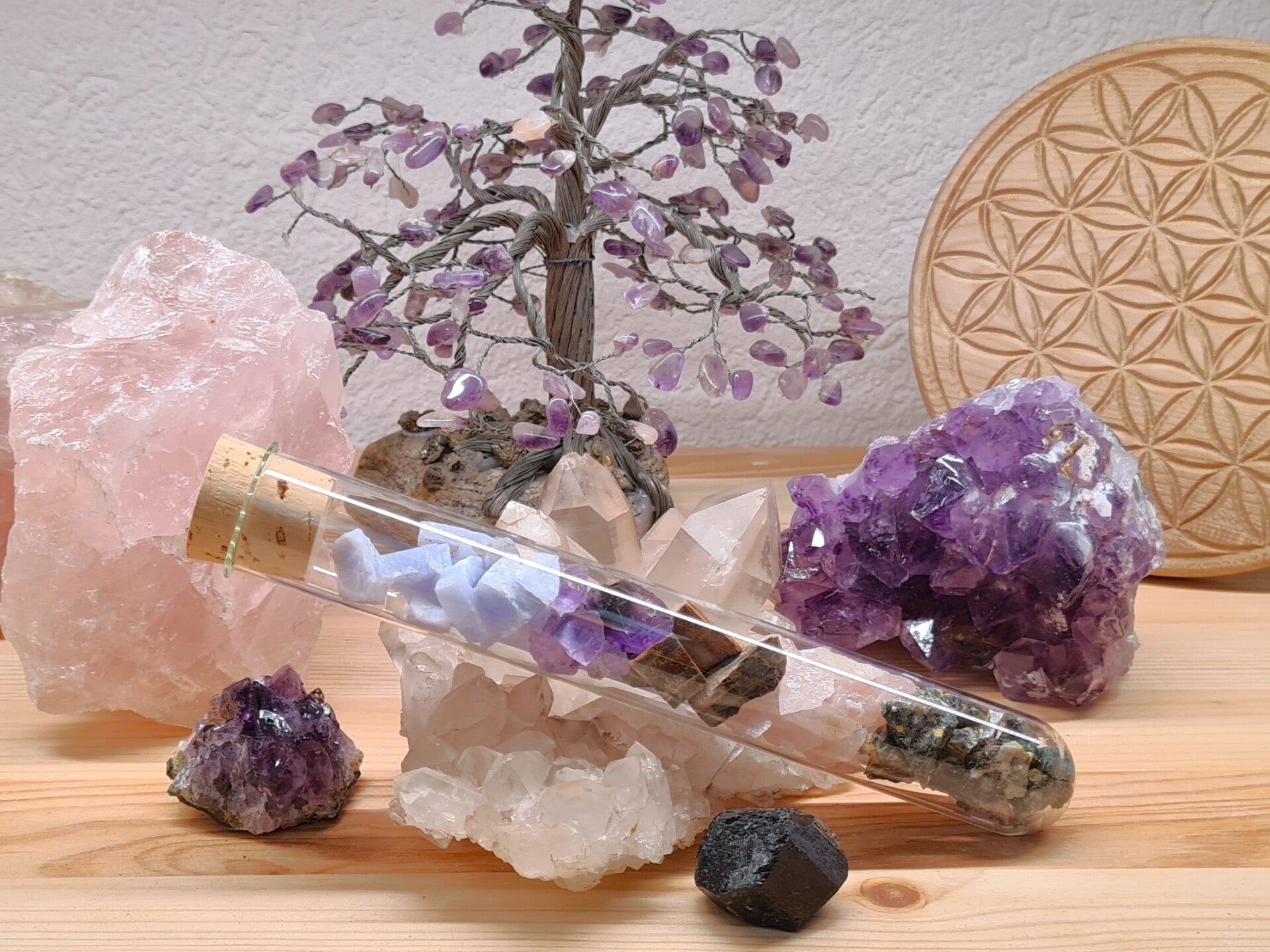 Wassersteinmischung 26 "Die Fünf-Elemente-Mischung“, Ozeanchalcedon, Rosenquarz, versteinertes Holz, Amethyst, Chalcedon, Reagenzglasmethode