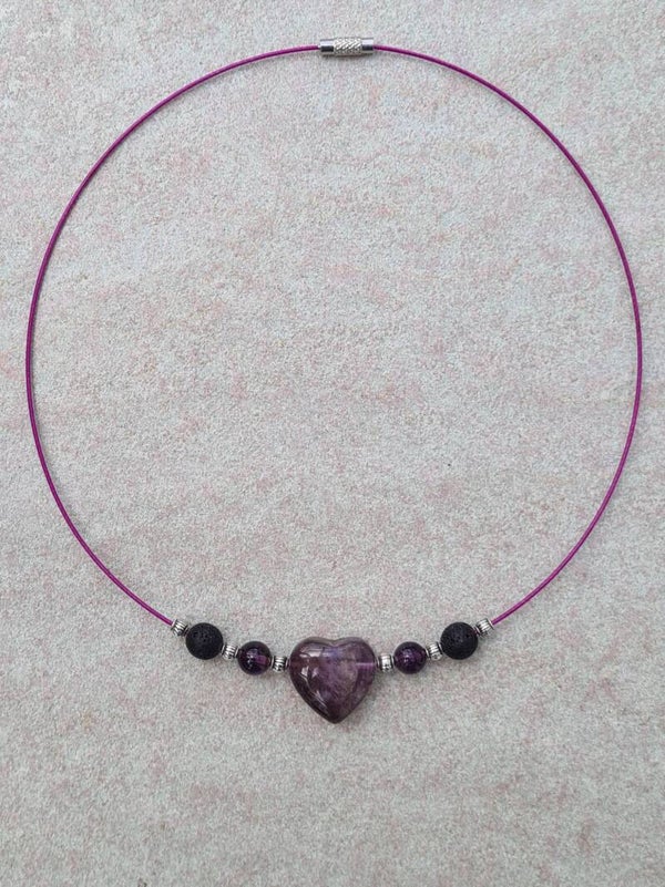 Halsreif  "Amethyst" mit Herz und Perlen aus Amethyst und Lavaperlen