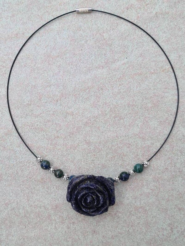 Halsreif  "Lapislazuli" Rose und Perlen aus Lapislazuli und Azurit-Malachit
