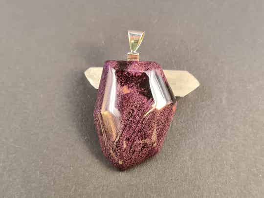 Sugilith Anhänger mit Silberöse aus 925er Silber