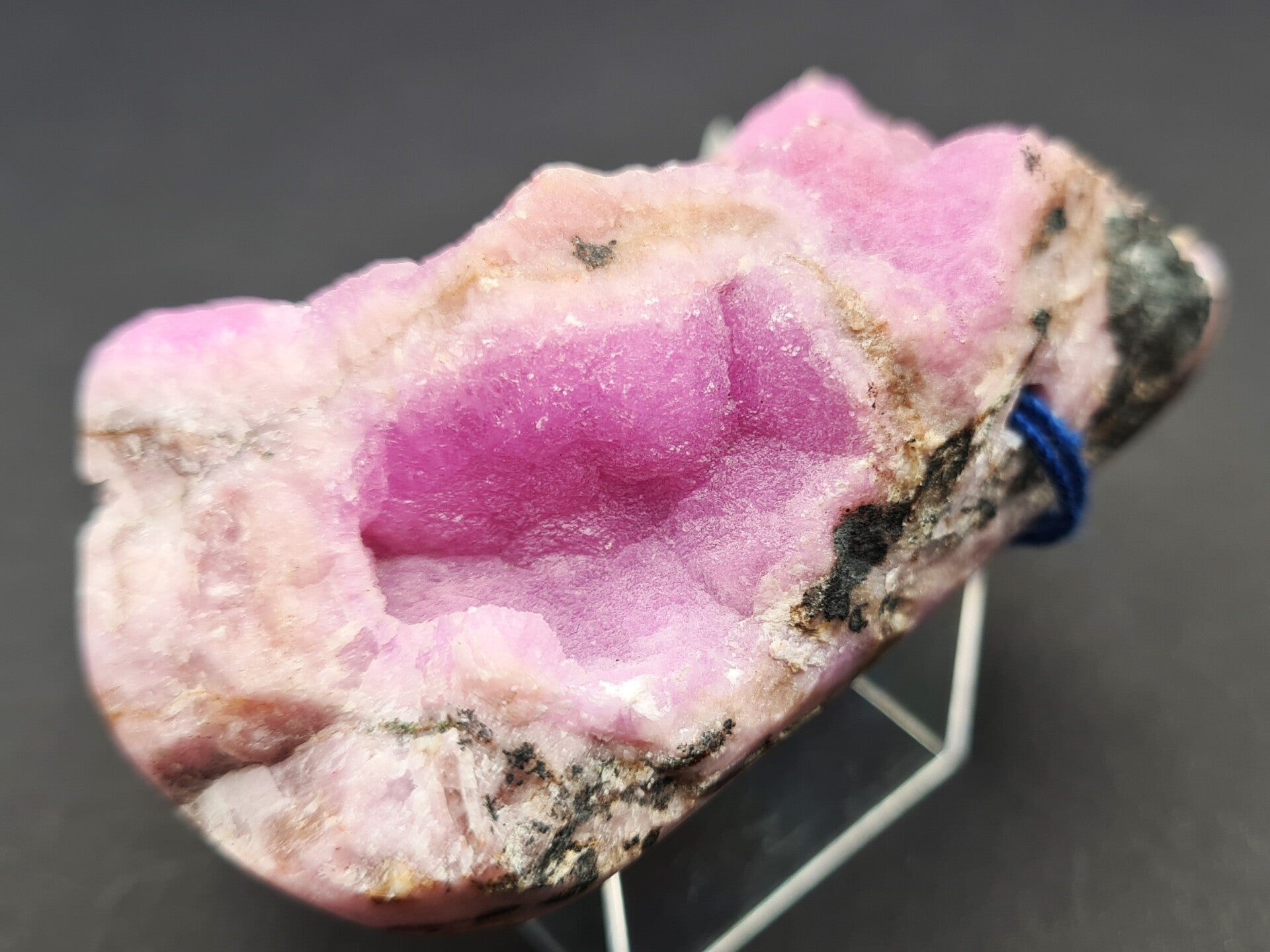 Kobaltcalcit rosa, Anhänger gebohrt, naturbelassen, Rückseite angeschliffen, 52,5g