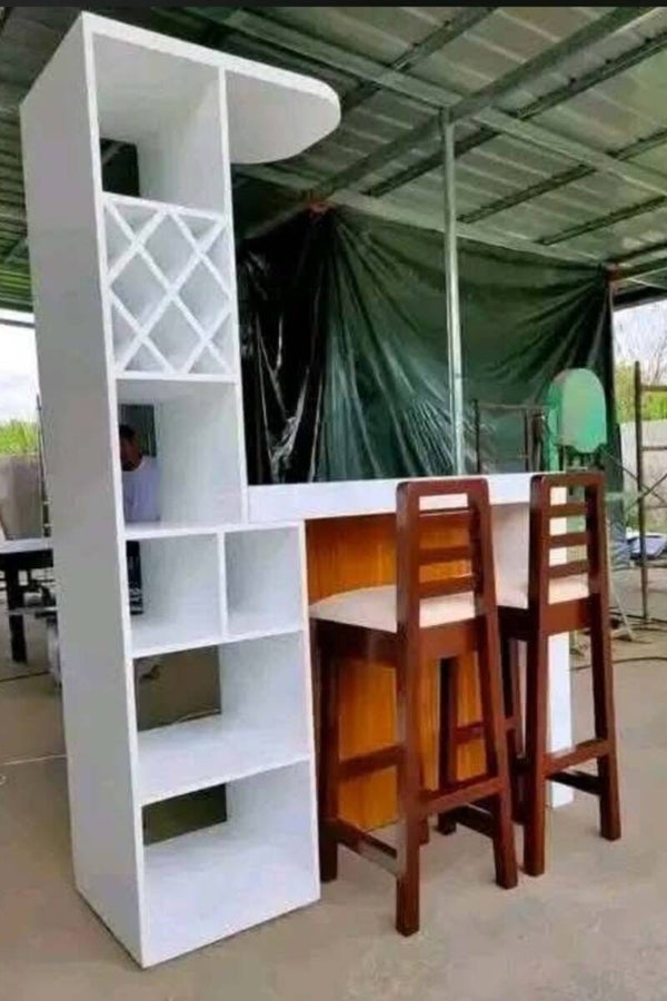 Bar with 2 barstools