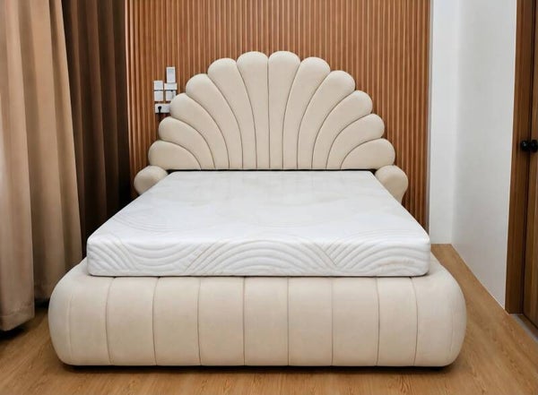Queensized/ Kingsized Bed "Flora"