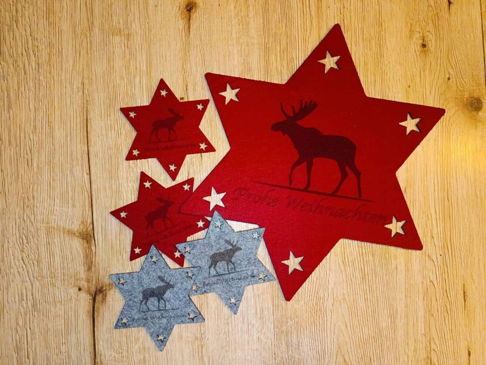 Weihnachtsuntersetzer Filz mit Stern Rentier Rot Grau personalisiert