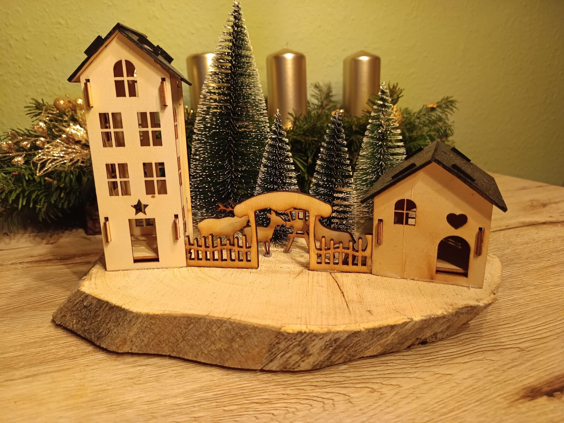 Kleines Dorf auf Baumscheibe