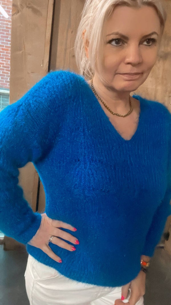 Soft Mary sweater 💙❤️🖤