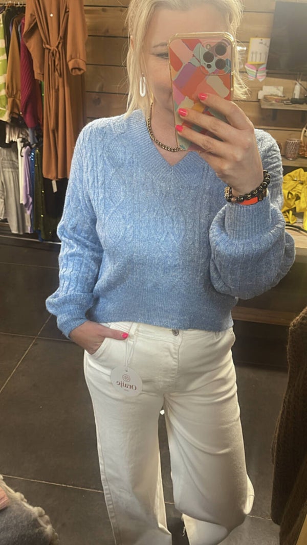 Soft shiny sweater 💙🤍