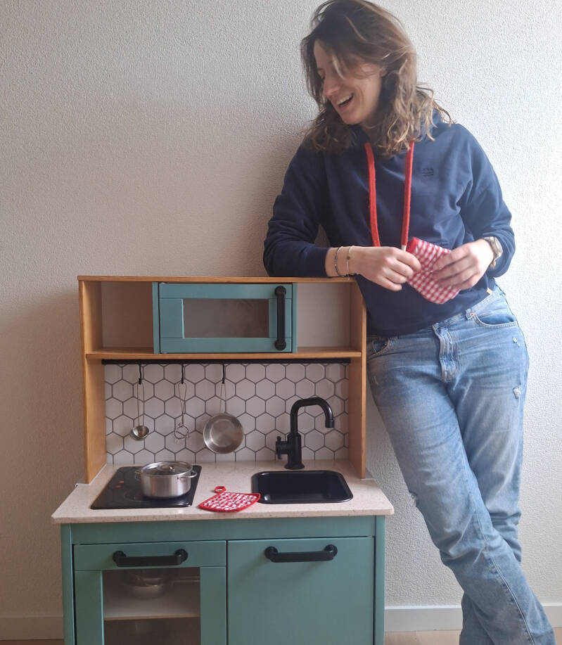 naast een gerestylede IKEA DUKTIG speelkeuken.