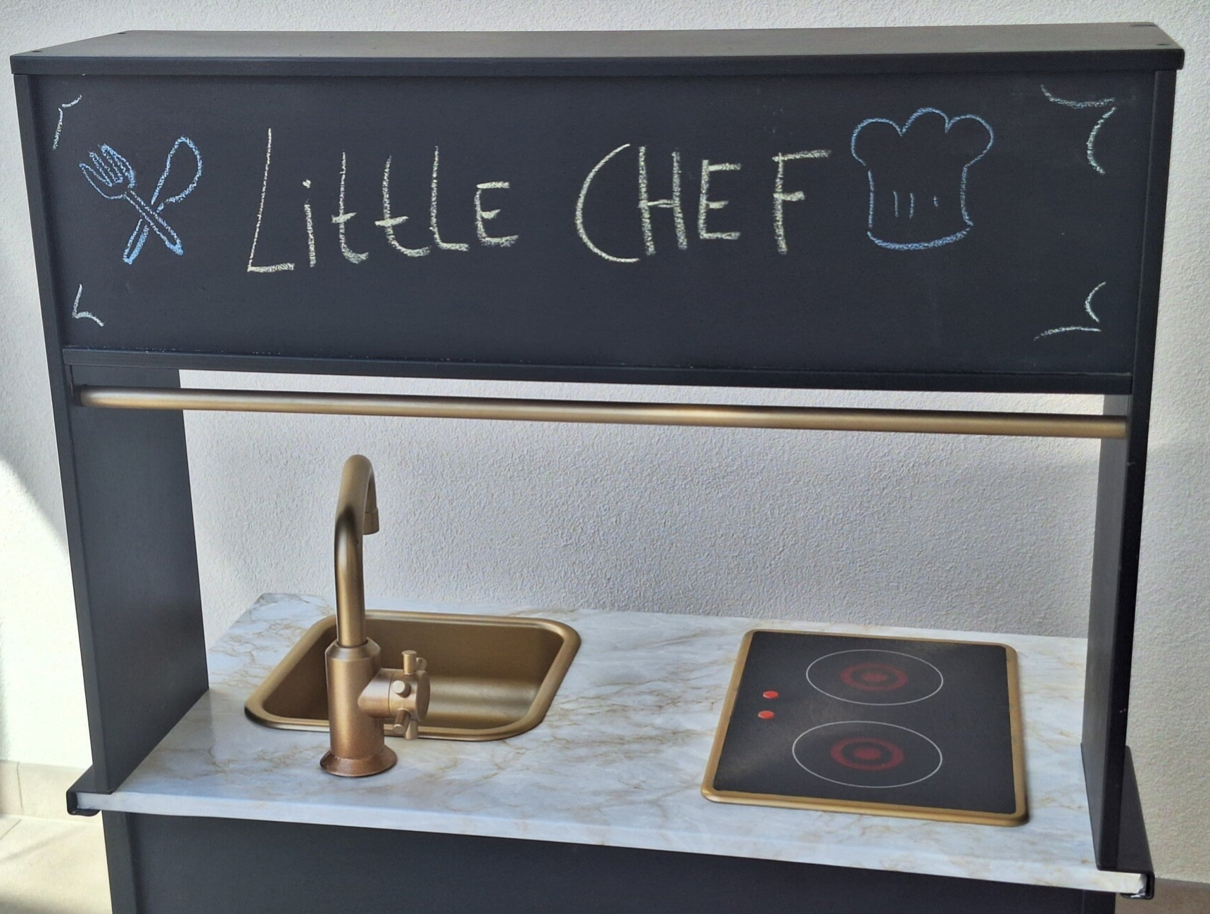IKEA DUKTIG speelkeuken met krijtbord en marmerlook blad.