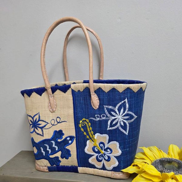 Mand in blauw met hagedis in m