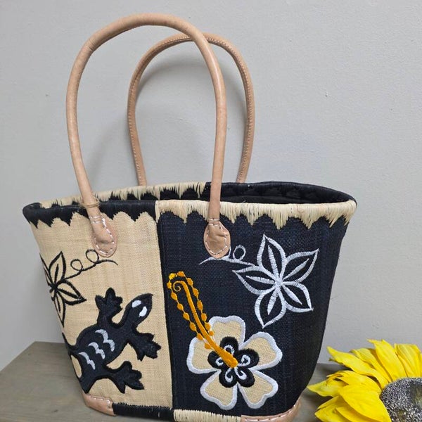 Mand in zwart met hagedis in m