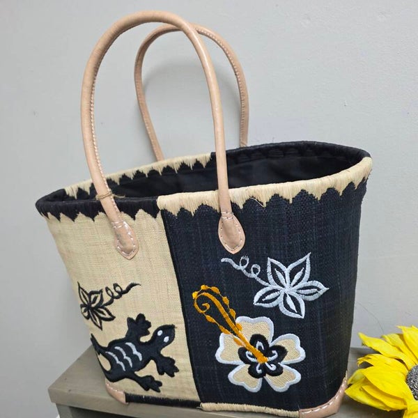 Mand in zwart met hagedis in l